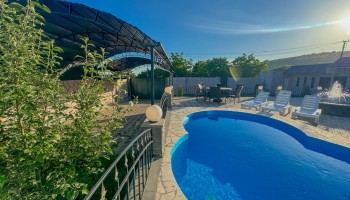 Verin Dubai - Pool and Garden