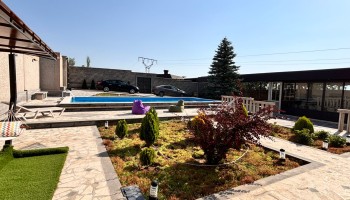Nurnus Uplnn Pool Garden 2