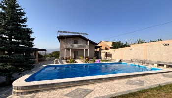 Nurnus Uplnn Pool Garden 2