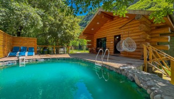 Berloga Log House