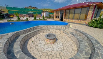 Garni Royal Resort - Pool and Garden