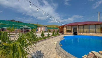 Garni Royal Resort - Pool and Garden