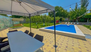 Garni Summer House - Pool and Garden
