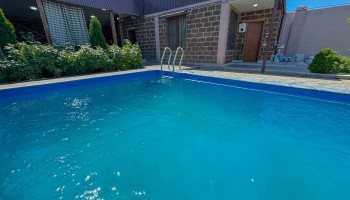 Van House Ejmiacin - Pool and Garden
