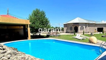 Woody Pool and Garden