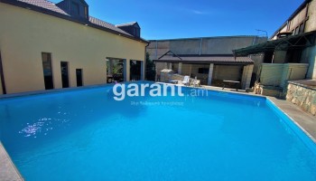 Ejmiatsin Party House - Pool and Garden